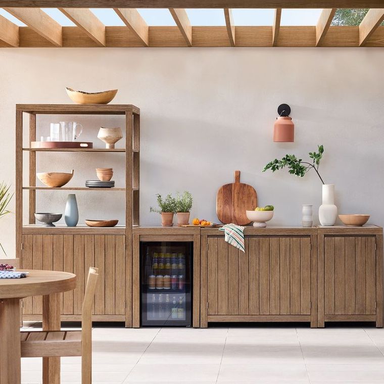 También puede que desee restaurar los armarios de madera si están empezando a resecarse y a utilizarse como mueble interior o de jardinería. Foto: West Elm. También puede que desee restaurar los armarios de madera si están empezando a resecarse y a utilizarse como mueble interior o de jardinería. Foto: West Elm.