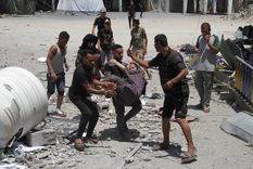 Palestinos portan un herido frente a la sede de la UNRWA (Agencia de Naciones Unidas para los Refugiados Palestinos en Oriente Próximo) tras un ataque israelí, en medio del conflicto entre Israel y Hamás, en la ciudad de Gaza Foto: REUTERS/Mahmoud Issa