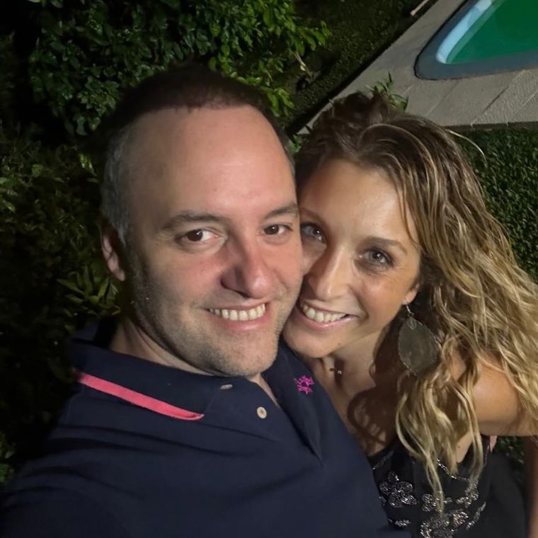 La pareja tiene dos hijos. La pareja tiene dos hijos.