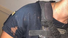 Encapuchados intentaron cortar calles y agredieron a policías. Encapuchados intentaron cortar calles y agredieron a policías.