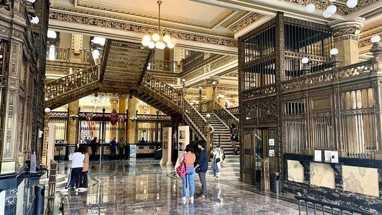 Con su fastuoso interior, el Palacio Postal es uno de los edificios más reconocidos de la calle de Tacuba, en el centro histórico de Ciudad de México. Foto: MARCOS GONZÁLEZ