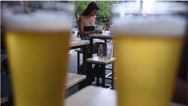 Las bares abren a las 18 todos los días. Foto: MARCOS GARCIA /MDZ