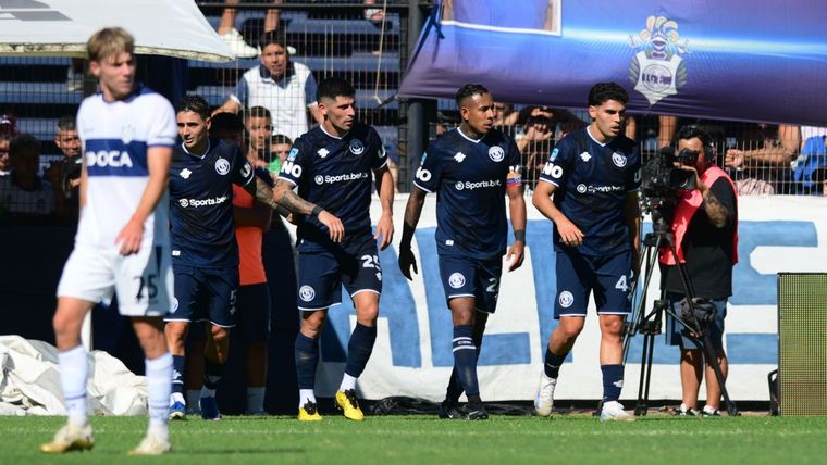 Independiente Rivadavia juega ante el Lobo platense por la fecha 11 del Apertura.