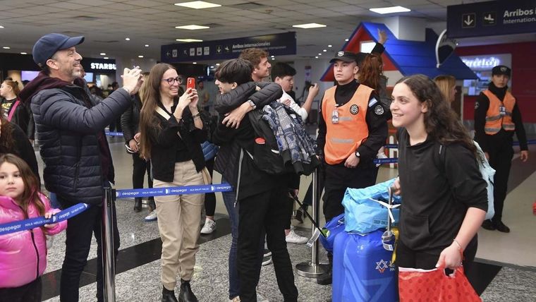 La emotiva llegada de los estudiantes Foto: Télam