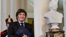 Javier Milei junto al busto de Carlos Menem que inauguró en la Casa Rosada. Javier Milei junto al busto de Carlos Menem que inauguró en la Casa Rosada.