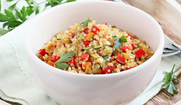 Esta receta de ensalada de quinoa mediterránea combina ingredientes típicos del Mediterráneo con un grano originario de los Andes. Esta receta de ensalada de quinoa mediterránea combina ingredientes típicos del Mediterráneo con un grano originario de los Andes.