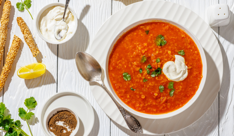 Tradicionalmente, esta receta se servía en cazuelas de barro para conservar mejor el calor. Tradicionalmente, esta receta se servía en cazuelas de barro para conservar mejor el calor.