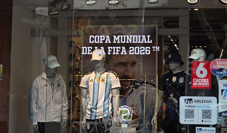 A pocos días para el debut de Argentina en el Mundial, la camiseta oficial no lidera el ranking de ventas. A pocos días para el debut de Argentina en el Mundial, la camiseta oficial no lidera el ranking de ventas.