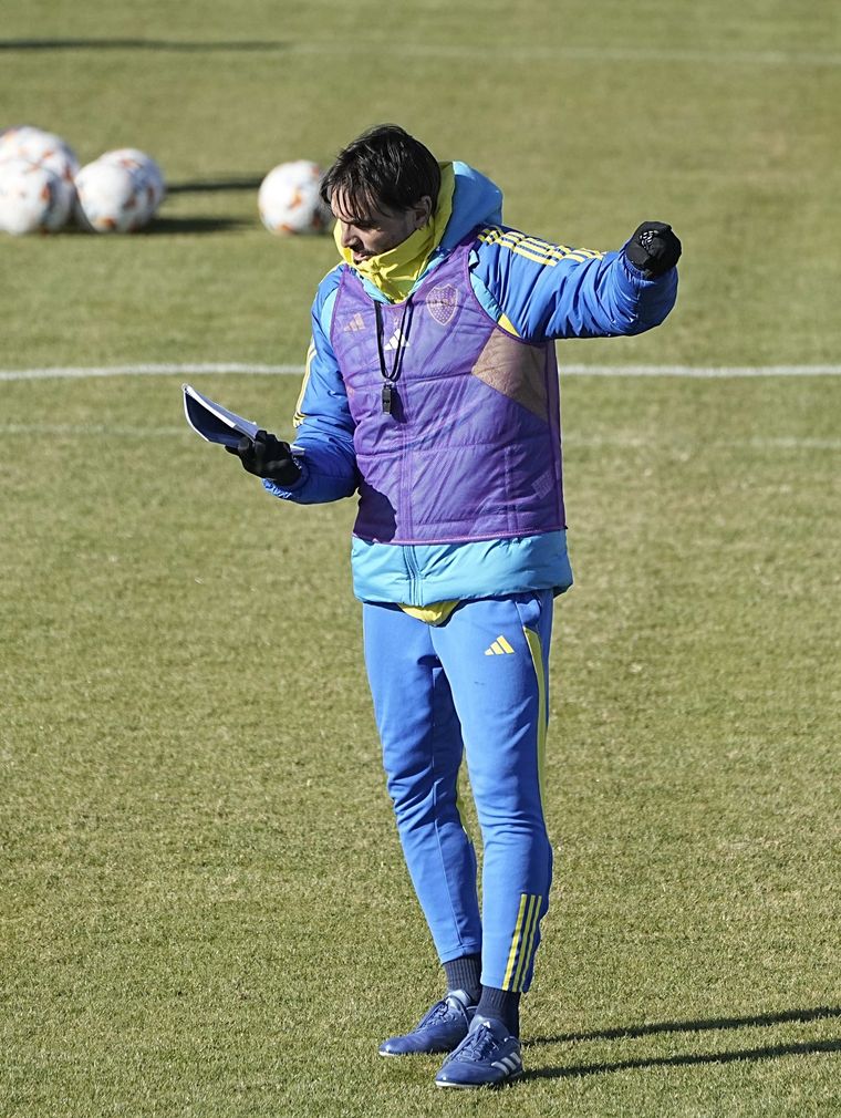 Diego Martínez con lista en mano. Foto: @BocaJrsOficial