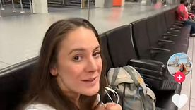 Esta tiktoker compartió su truco para dormir en el aeropuerto y se hizo viral Foto: captura de video @girlvsglobe