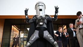 El conde es encarnado por un comediante que se graduó de la Universidad de Oxford. El conde es encarnado por un comediante que se graduó de la Universidad de Oxford.