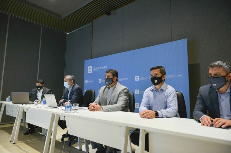 Vaquié, el vicegobernador y legisladores, en la presentación de la pauta de gastos del Ministerio de Economía. Foto: Prensa Legislatura