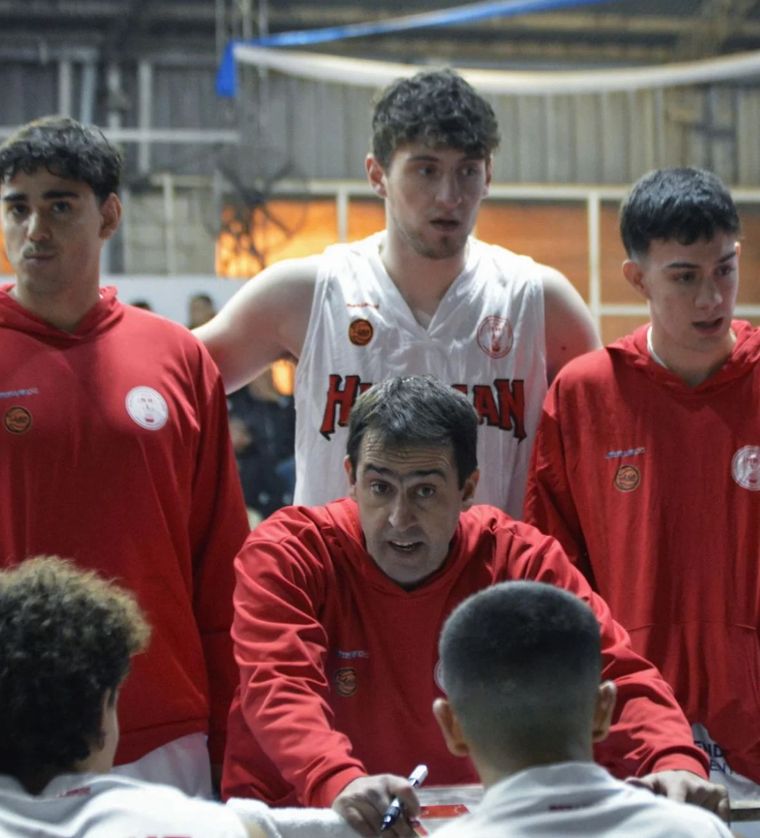 Huracán Las Heras cayó frente a Mitre de Posadas y deberá ganar para seguir con vida en la Liga Federal de básquet. Huracán Las Heras cayó frente a Mitre de Posadas y deberá ganar para seguir con vida en la Liga Federal de básquet.