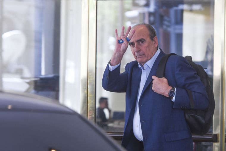 Hasta el momento, el jefe de Gabinete, Guillermo Francos, no definió si participará del encuentro con los gobernadores en La Rural. Hasta el momento, el jefe de Gabinete, Guillermo Francos, no definió si participará del encuentro con los gobernadores en La Rural.