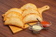 Con esta fácil receta podrás preparar unas deliciosas empanadas fritas de queso. Foto: Shutterstock
