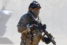 Las unidades de rescate aéreo de la Fuerza Aérea de los Estados Unidos se entrenan intensamente para rescatar a tripulaciones de aviones derribados tras las líneas enemigas. Las unidades de rescate aéreo de la Fuerza Aérea de los Estados Unidos se entrenan intensamente para rescatar a tripulaciones de aviones derribados tras las líneas enemigas.