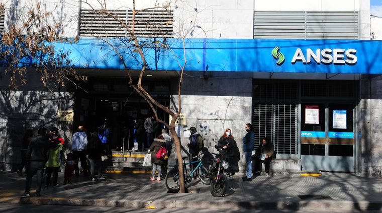 Anses entregará un bono extra a uno de los grupos priorizados para la asistencia social Foto: ALF PONCE MERCADO / MDZ