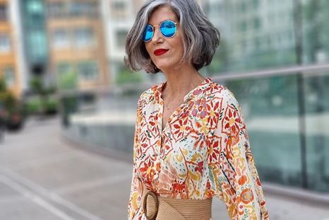 Carmen Gimeno detalla los pasos para usar un mismo bolso en diversos outfits Foto: Instagram