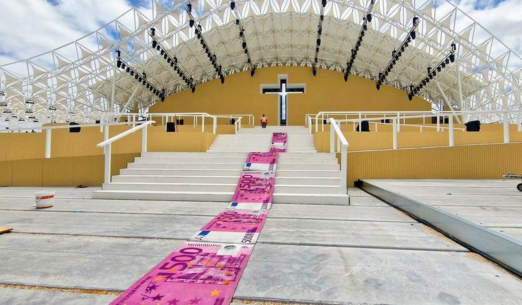 Alfombra billetes Iglesia católica La alfombra de billetes para protestar contra el papa Francisco y la iglesia católica. Foto: @BordaloII, Twitter