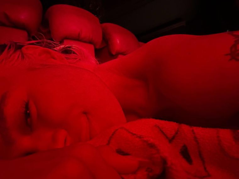 Karol G desató una polémica por sus fotografías y muchos creen que es un guiño para su novio Feid. Karol G desató una polémica por sus fotografías y muchos creen que es un guiño para su novio Feid. 