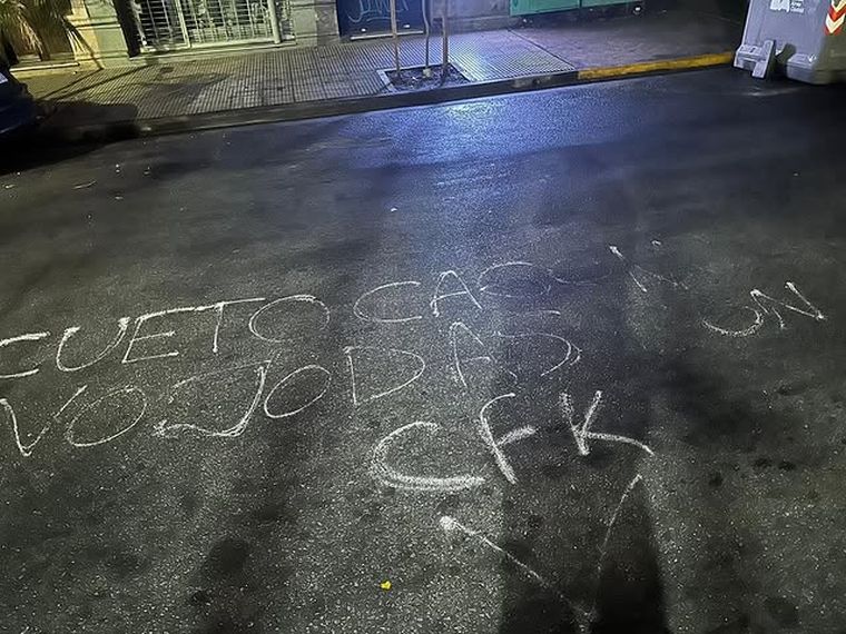 Tomás Díaz Cueto publicó la foto de la pintada en la entrada del estudio de streaming de LACA. Tomás Díaz Cueto publicó la foto de la pintada en la entrada del estudio de streaming de LACA.