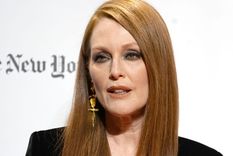 Julianne Moore elige los blazers que todas las mujeres +60 quieren Foto: Harpers Bazaar