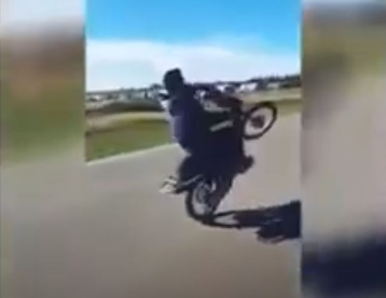 Los jóvenes violaron la cuarentena para correr en moto y hacer willy en una ruta nacional