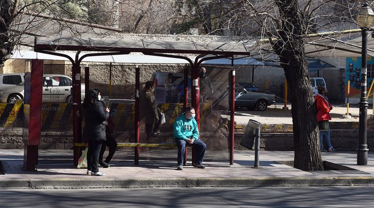 El precio del boleto y la seguridad e iluminación de las paradas de colectivos son los críticas más importantes de los pasajeros. Foto: ALF PONCE MERCADO / MDZ (Imagen Ilustrativa)