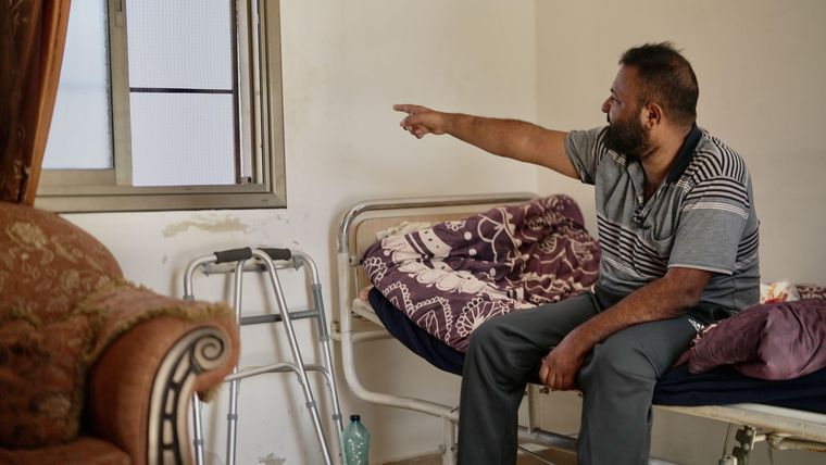 Ayman puede ver el nuevo puesto de avanzada desde la ventana de la casa de su familia.