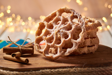 MDZol | La receta de buñuelos mexicanos tiene raíces españolas, pero en México se adaptó con sabores locales como el piloncillo y la canela, convirtiéndose en un símbolo de las celebraciones navideñas.
