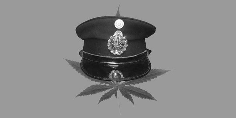 Uno de los detenidos fue trasladado a la comisaría donde trabaja.