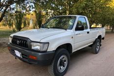 el usado del dia: hermosa e inusual toyota hilux 2004 cabina simple