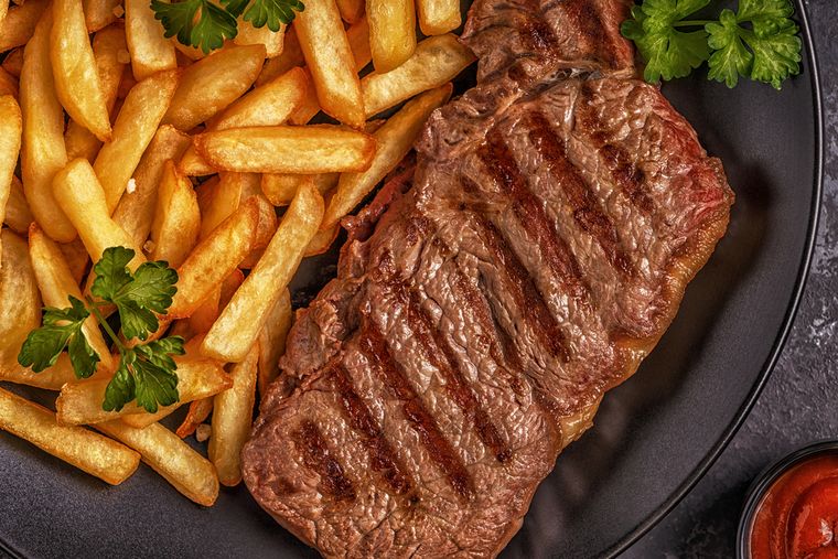En muchos países de América Latina, esta receta de bife con papas fritas es símbolo de comida casera y reconfortante. En muchos países de América Latina, esta receta de bife con papas fritas es símbolo de comida casera y reconfortante.