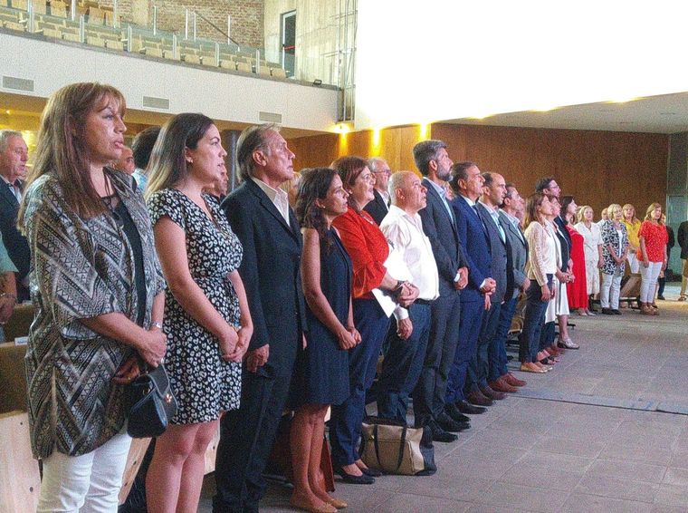 Segunda de izquierda a derecha, Tamara Salomón, cuando todavía no empezaba a usar el celular.