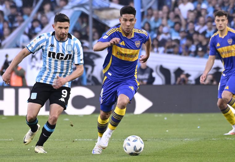 Pol Fernández custodia la pelota ante la marca de Maravilla Martínez. Foto: FotoBaires