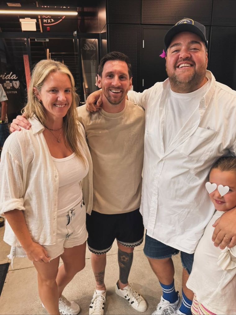 Darío Barassi, su familia y Lionel Messi. Foto: Instagram/ @dariobarassi. Darío Barassi, su familia y Lionel Messi. Foto: Instagram/ @dariobarassi.