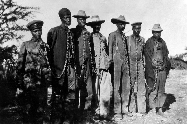 Prisioneros herero encadenados en 1904. Foto: GETTY IMAGES