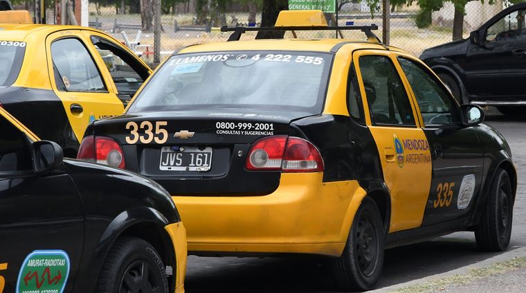 Los taxistas piden actualizar el precio de los viajes en el marco de la actual crisis económica. Foto: ALF PONCE MERCADO / MDZ