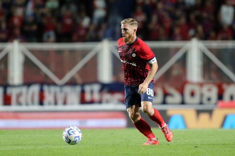 El 80 se retiró ovacionado del campo de juego. Foto: Fotobaires