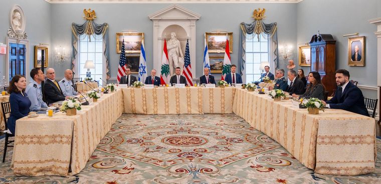 Las delegaciones de Israel y el Líbano durante una nueva ronda de negociaciones de paz este viernes, en Washington (Estados Unidos).