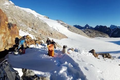 Por el descongelamiento de los Alpes se han hecho importantes hallazgos arqueológicos en los últimos años. Foto: BBC Por el descongelamiento de los Alpes se han hecho importantes hallazgos arqueológicos en los últimos años. Foto: BBC