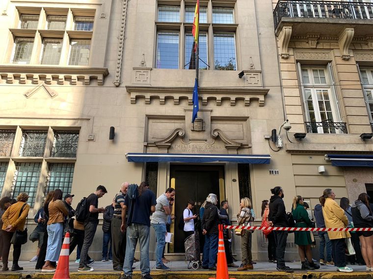 Largas filas en el Consulado de España de personas que quieren hacer la ciudadanía o el pasaporte Foto: Milagros Moreni