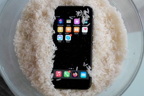 El arroz, mito popular en casos de móviles mojados, puede generar más daños que soluciones si se usa como único recurso de secado. El arroz, mito popular en casos de móviles mojados, puede generar más daños que soluciones si se usa como único recurso de secado.