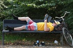 Un paseo en bici o una caminata al aire libre puede aliviar nuestros niveles de estrés. Foto: GETTY IMAGES