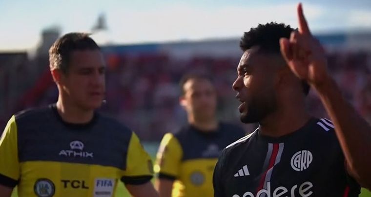 Borja y la protesta al árbitro. Foto: Captura