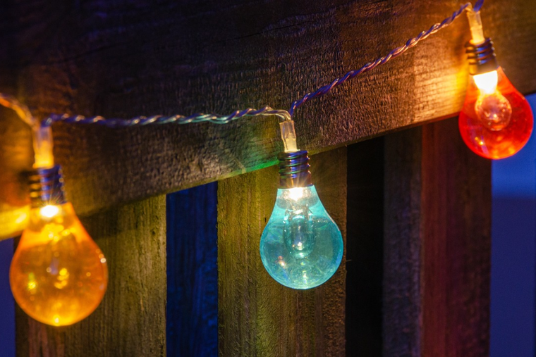 Aprende a decorar tu balcón con luces y dejalo irreconocible. Foto: Pixabay - pixabay.com