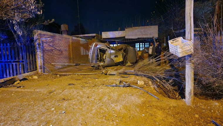 El auto quedó en el ingreso a una casa Foto: Gentileza