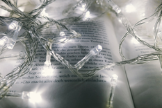 Decora tu dormitorio con luces y ten un ambiente completamente mágico. Foto: Pixabay - pixabay.com