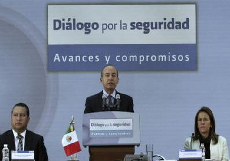 Felipe Calderón junto a un selecto grupo de expertos independientes.