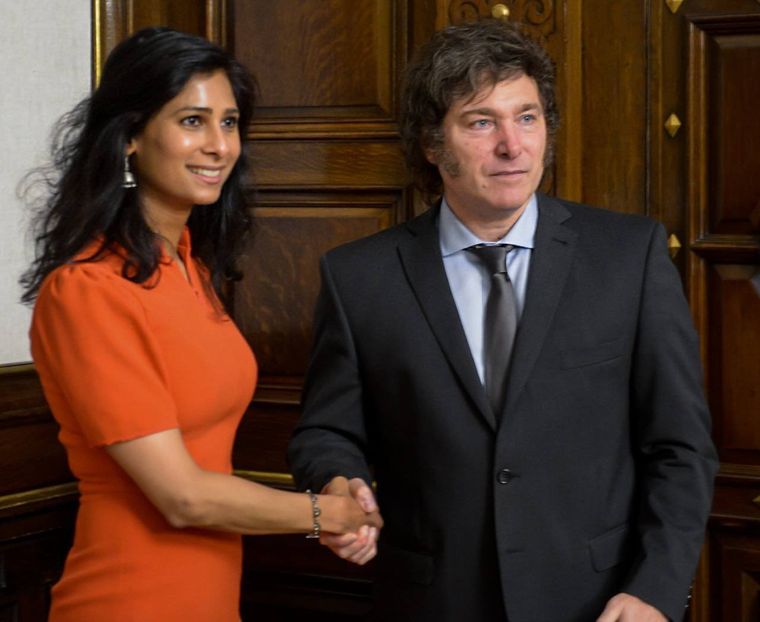 Gita Gopinath, la número dos del FMI, en una reunión con Javier Milei. Foto: X Oficina del presidente Javier Milei